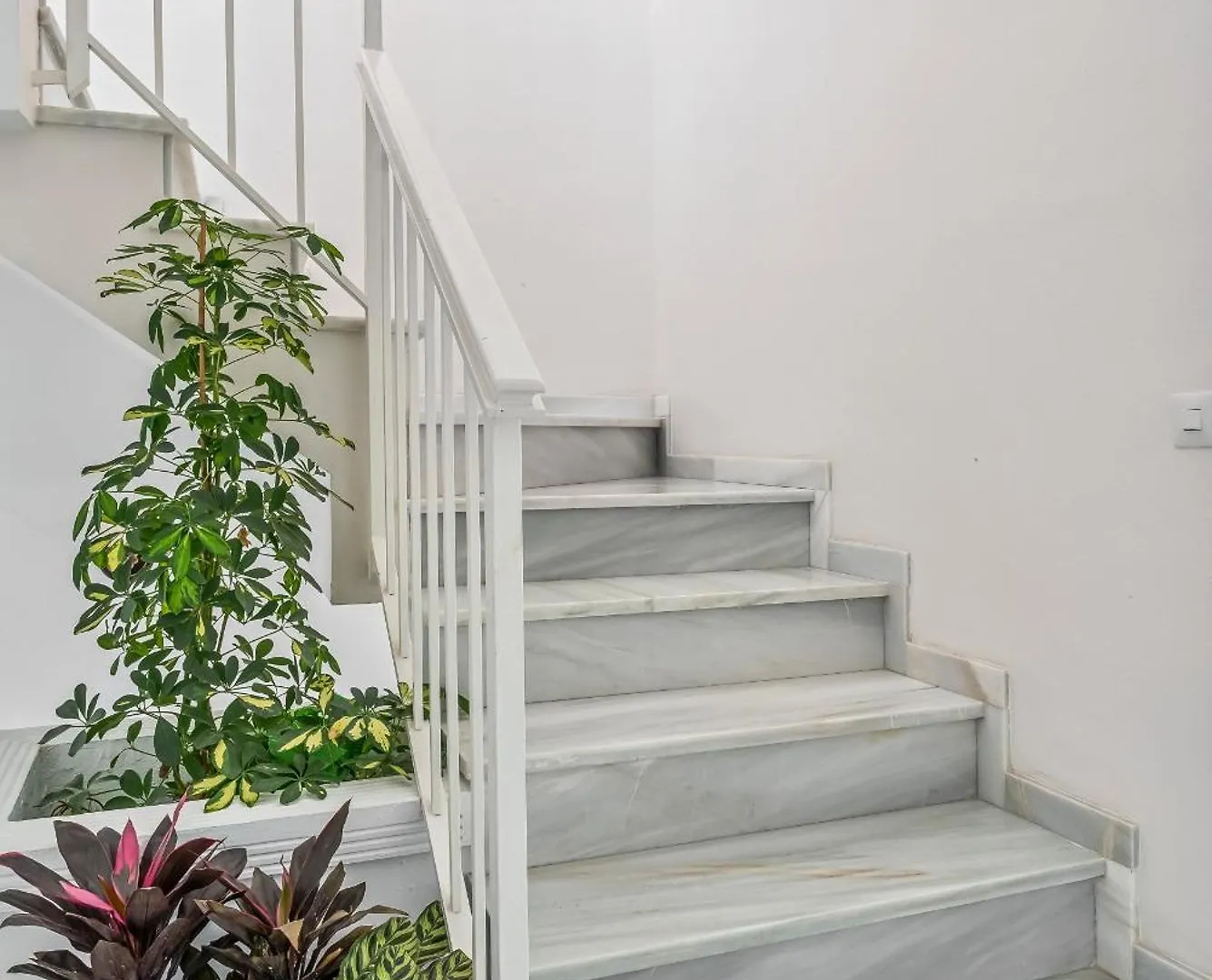 Chic Retreat With A Spacious Garden, Near Burriana Beach Nerja