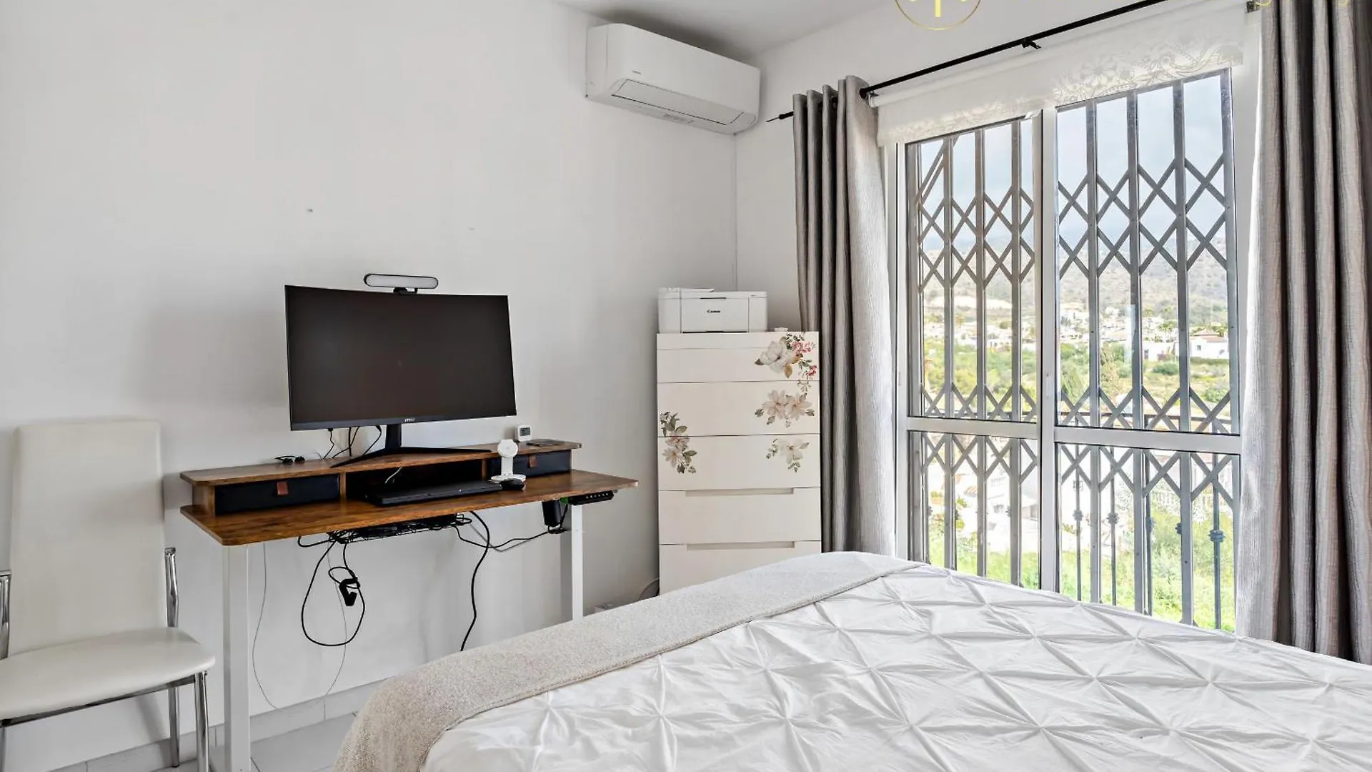 Chic Retreat With A Spacious Garden, Near Burriana Beach Nerja