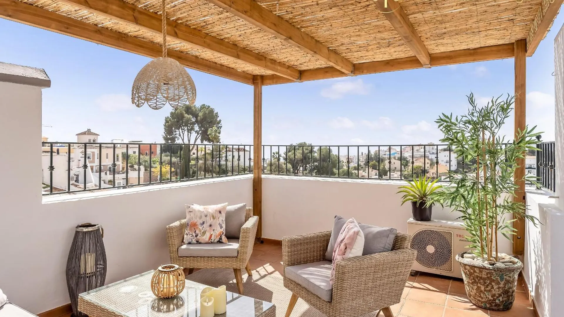 Chic Retreat With A Spacious Garden, Near Burriana Beach Nerja Holiday home