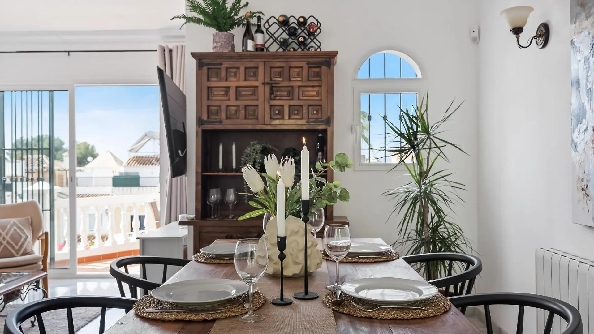 Chic Retreat With A Spacious Garden, Near Burriana Beach Nerja Vakantiehuis
