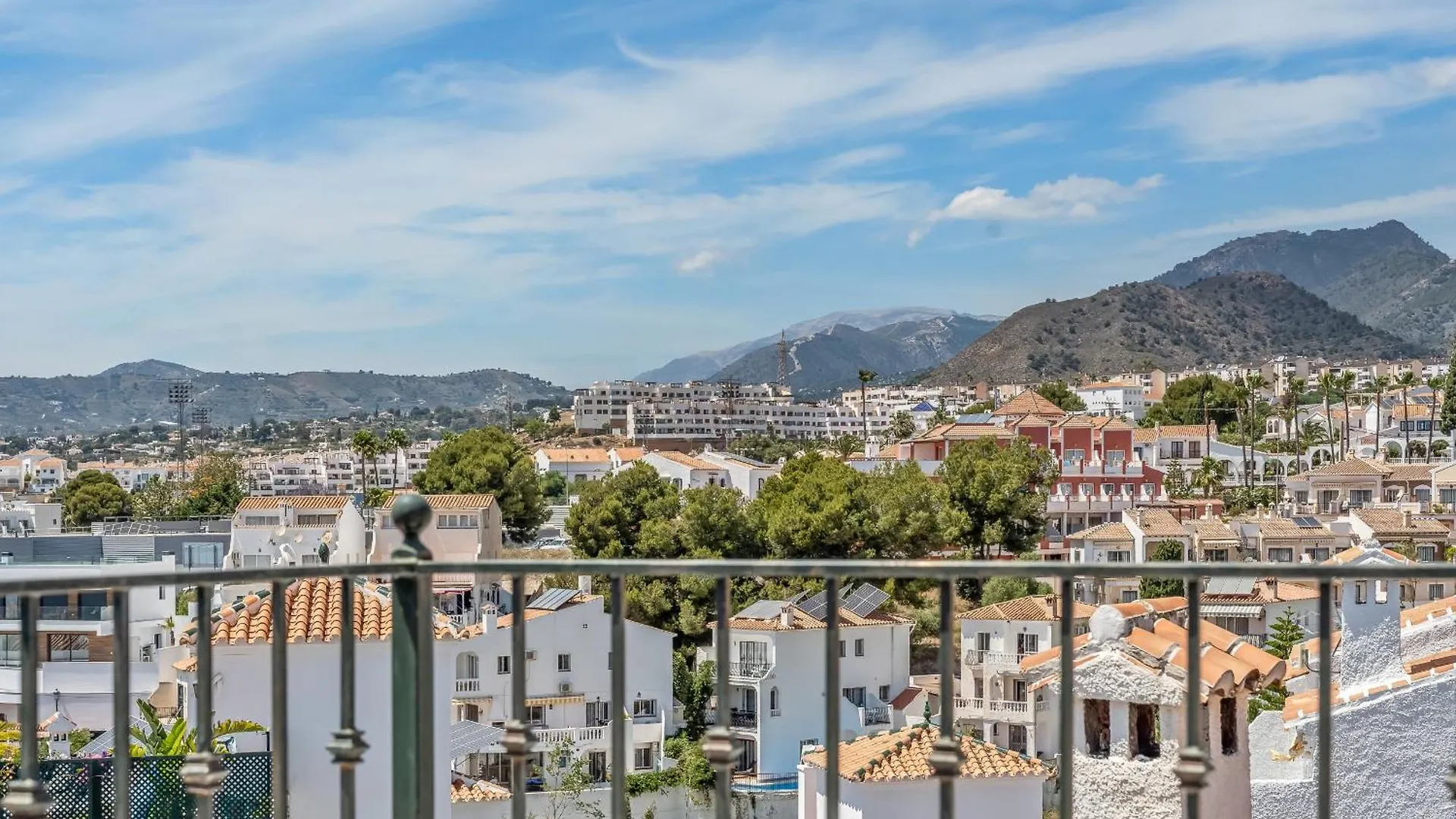 Chic Retreat With A Spacious Garden, Near Burriana Beach Nerja 0*,  Spanje