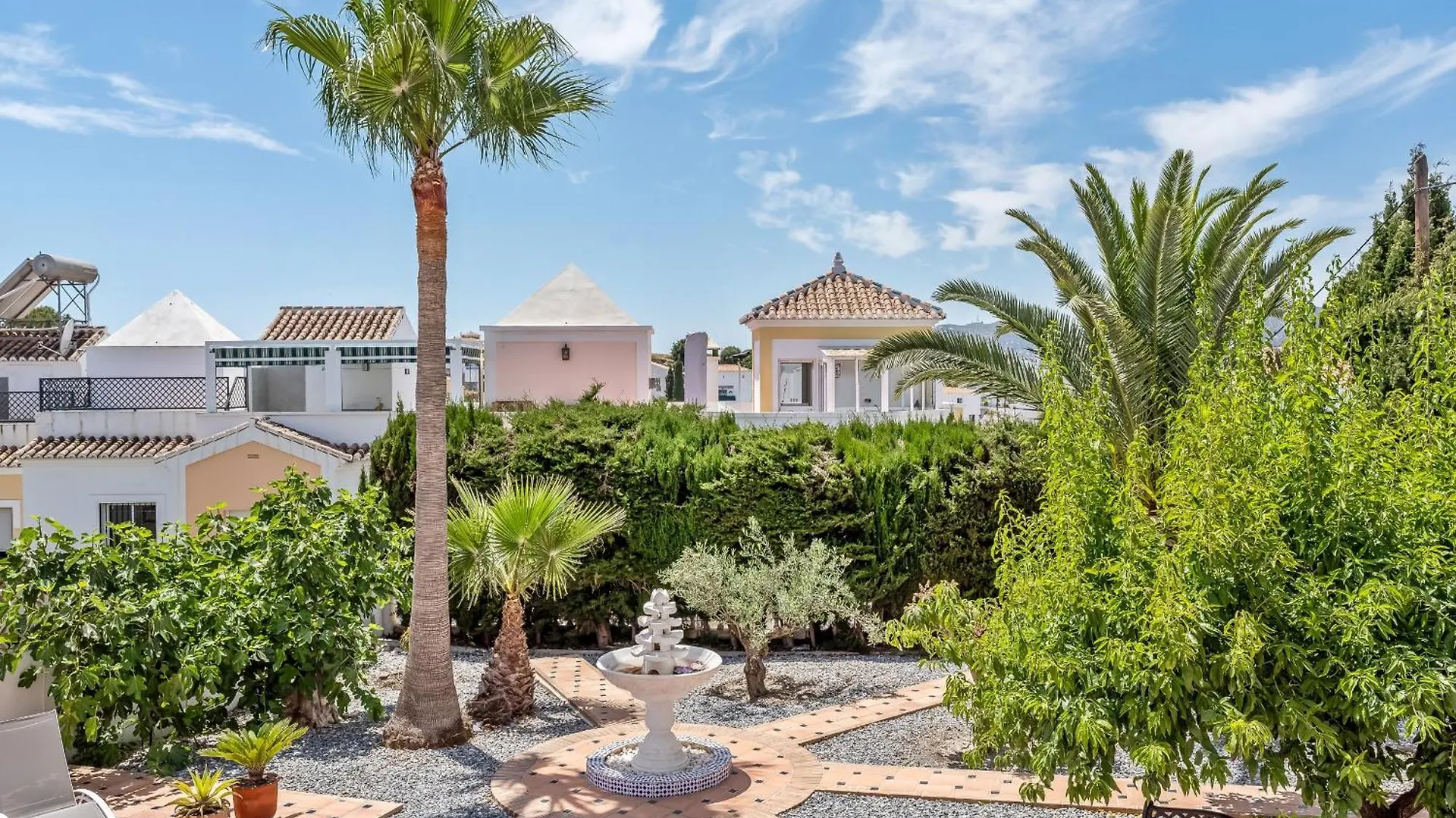 Chic Retreat With A Spacious Garden, Near Burriana Beach Nerja Vakantiehuis