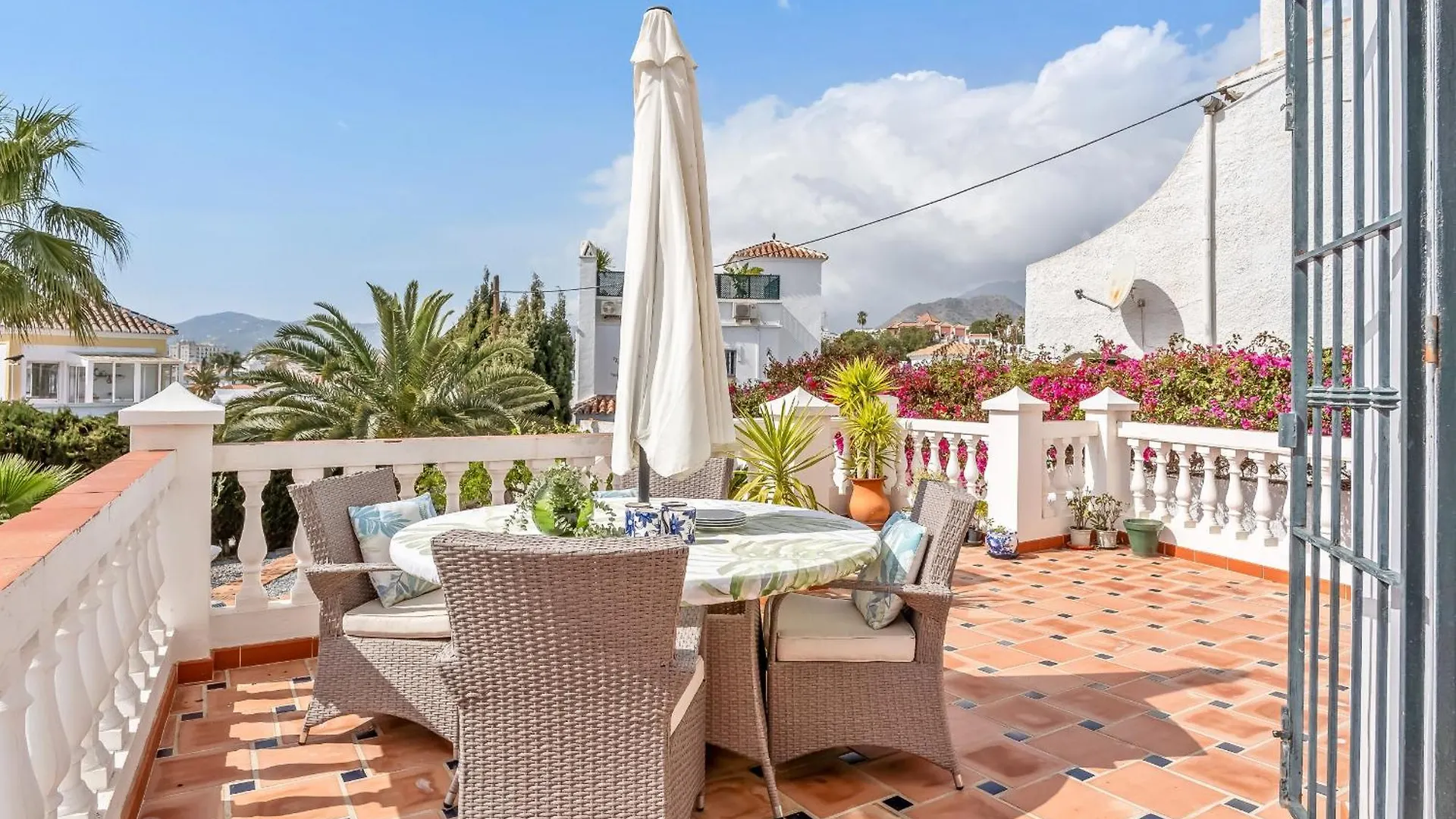 Vakantiehuis Chic Retreat With A Spacious Garden, Near Burriana Beach Nerja