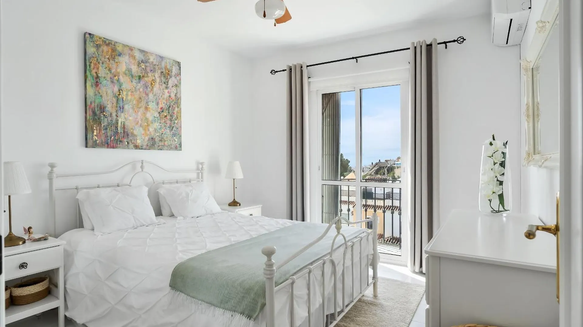 Chic Retreat With A Spacious Garden, Near Burriana Beach Nerja