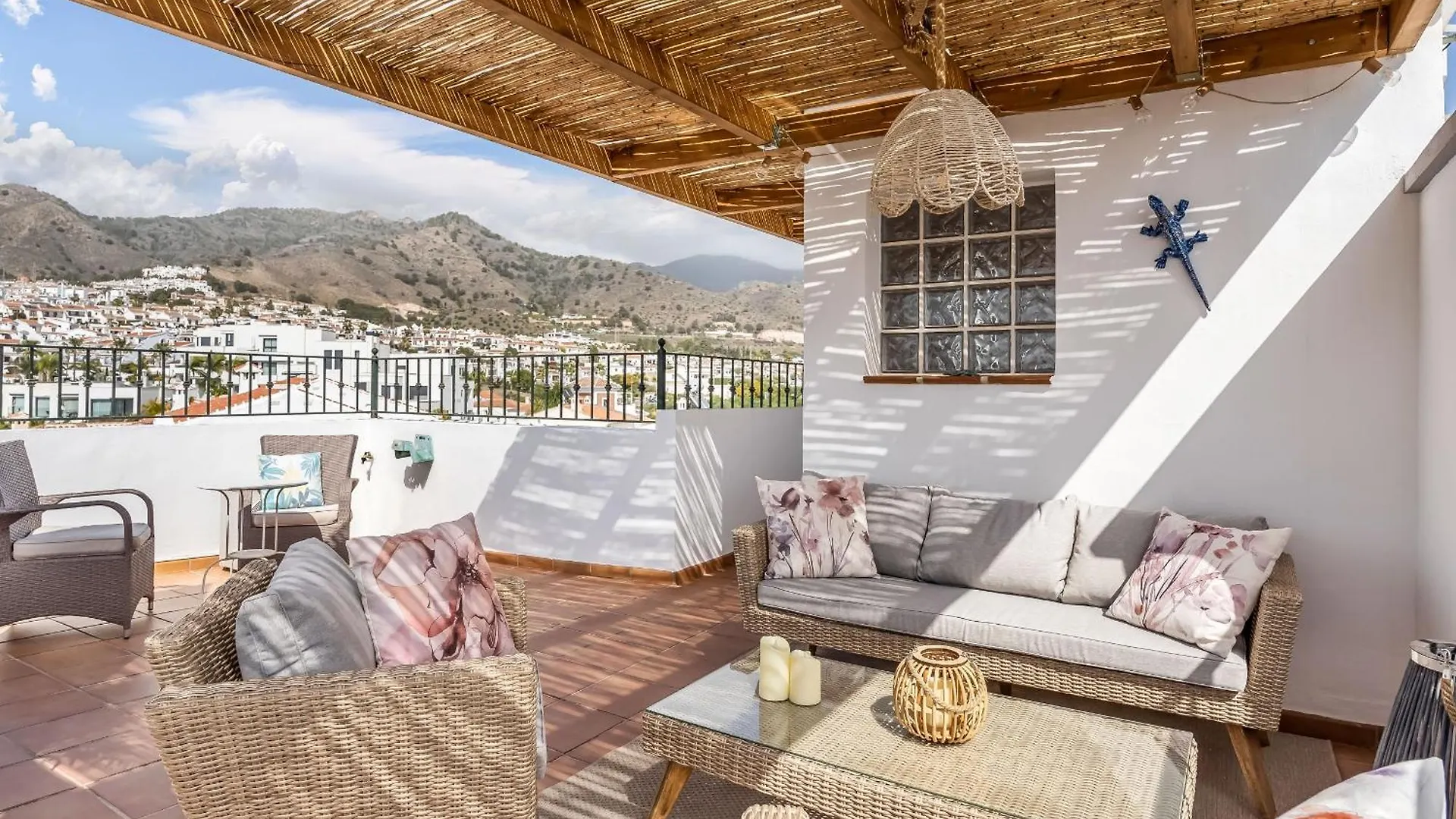 Chic Retreat With A Spacious Garden, Near Burriana Beach Nerja 0*,